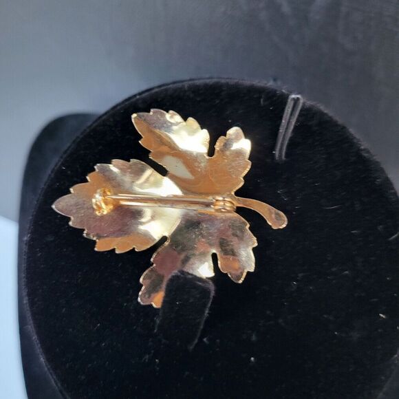 Vintage 1970s Gold Tone Metal Maple Leaf Shape Pin Brooch Safety Pin 1.9" - Picture 3 of 3
